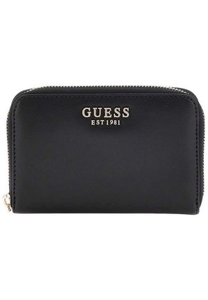 Portefeuille noir en cuir lisse avec fermeture éclair. Présente un logo "GUESS EST 1981" en ton or à l'avant. Design minimaliste.