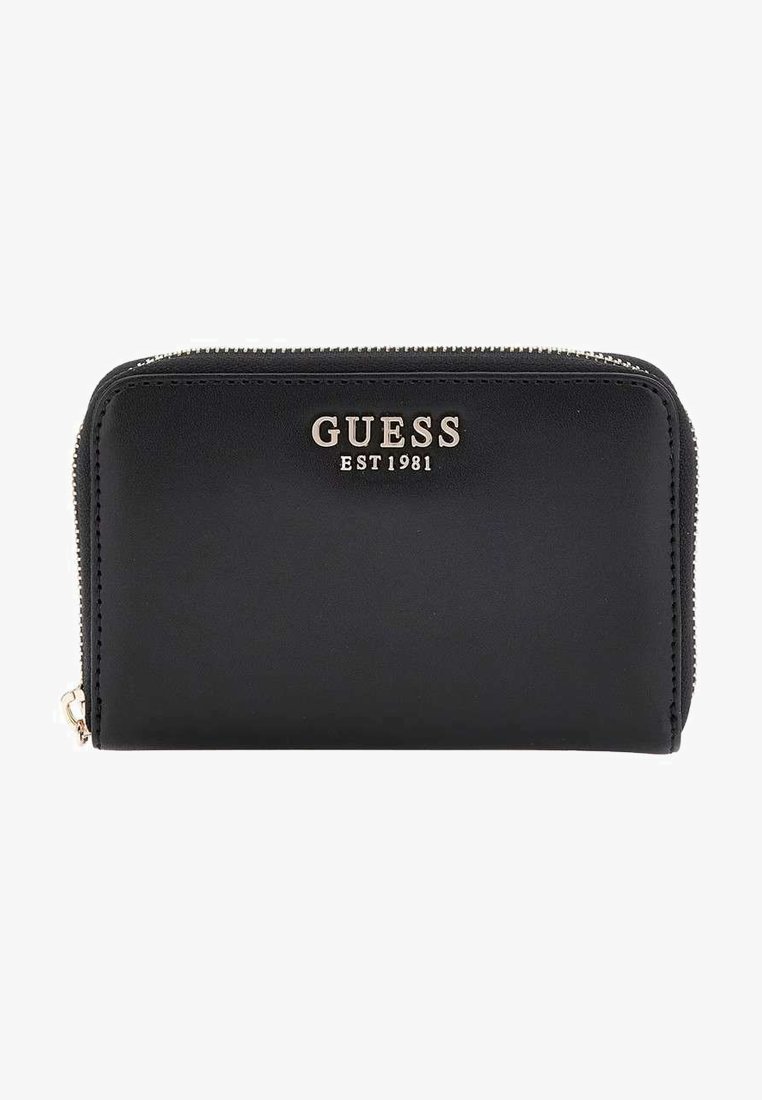 Portafoglio nero realizzato in pelle liscia con chiusura a zip. Presenta un logo "GUESS EST 1981" in tonalità dorata sul fronte. Design minimalista.