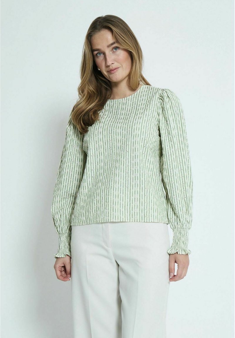 Ljusgrön blus med vertikala ränder, långa puffärmar och manschetter med rynkor; har en mjuk textur och dekorativt mönster.