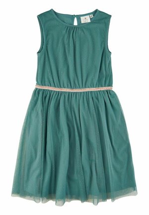 Robe sans manches bleu sarcelle avec un petit motif à pois, taille froncée, superposition de jupe transparente et fine ceinture beige, adaptée aux enfants.