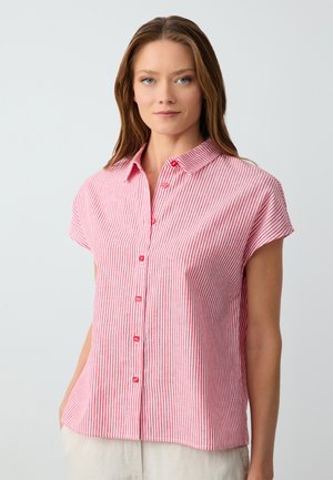 Blusa a maniche corte a righe rosse e bianche con colletto a bottoni, realizzata in tessuto leggero e dalla vestibilità rilassata.