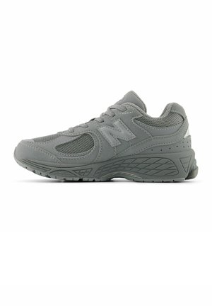 Grauer Sportschuh mit Mesh-Einsätzen, dicker gepolsterter Sohle, Schnürdesign und strukturiertem Muster auf Mittel- und Außensohle.