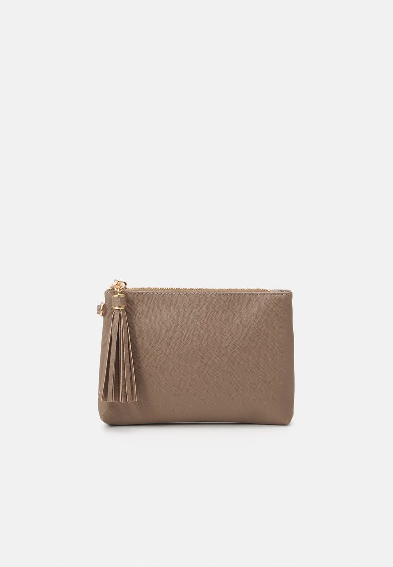 Neceser sintético marrón con una superficie texturizada, cremallera dorada y un borlón decorativo en el lado. Forma rectangular, tamaño compacto.