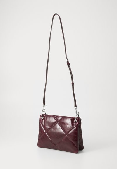 Burgundska usnjena torba čez ramo s kviltanim vzorcem, nastavljivim ramenskim trakom, srebrnimi dodatki in ravno obliko.