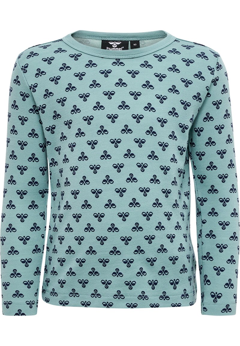 Hellblaues Langarmshirt mit einem sich wiederholenden dunkelblauen Schleifenmuster. Besitzt einen runden Ausschnitt und eine weiche Baumwolltextur.