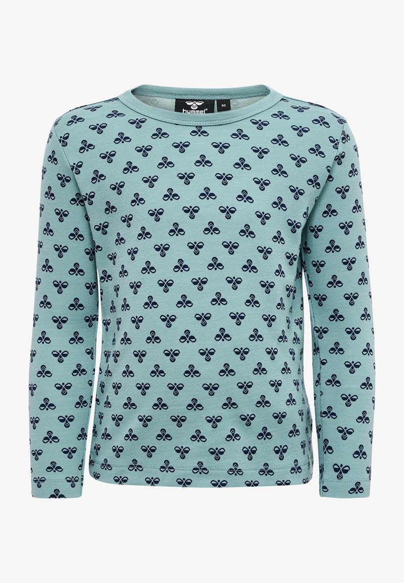 Lys teal langærmet skjorte med et gentaget mønster af marineblå sløjfer. Har rund halsudskæring og blød bomuldsstruktur.