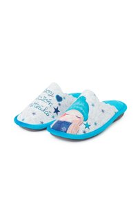 Feltové pantofle s modrým lemem, sněhovým vzorem a zimními postavičkami. Mají světle šedý povrch a tmavou podrážku.