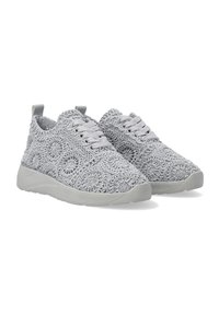 Grå sneakers med indviklede surrende mønstre på en tekstiloverdel, suppleret med en polstret sål og snørebåndsdesign.