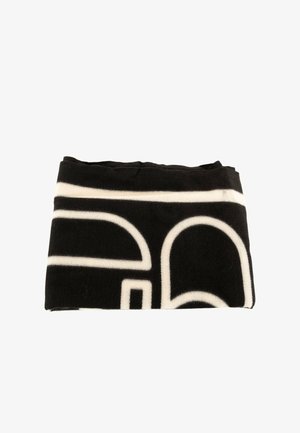 Couverture en polaire noir et blanc pliée, présentant un design géométrique audacieux avec une texture lisse et des couleurs contrastées.