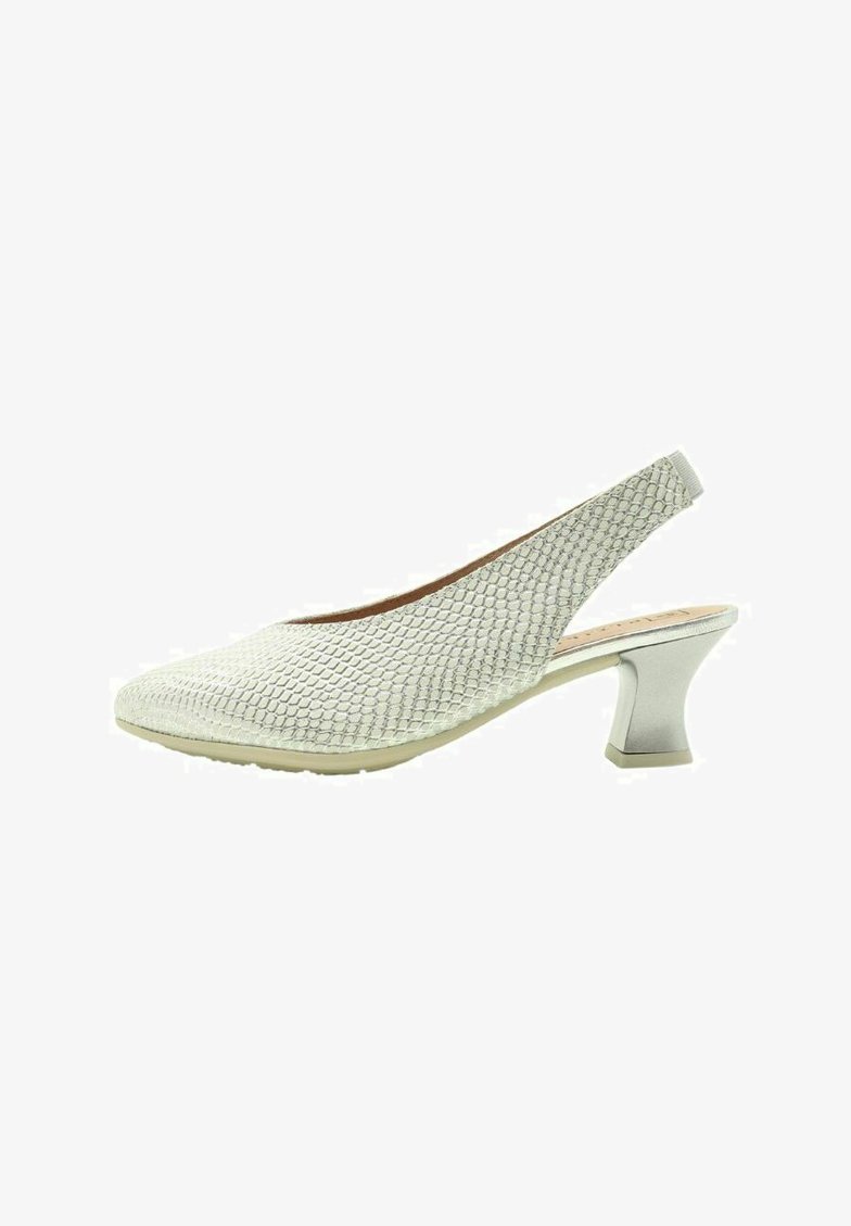 Zapato de tacón tipo slingback en un material texturizado de color gris claro que parece piel de serpiente, con un tacón cuadrado y una suela lisa.