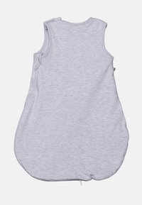 Lys grå sovepose med en rund, polstret bunn. Har ermeløs design, glidelås-stengning og trykknapper på skulderen.