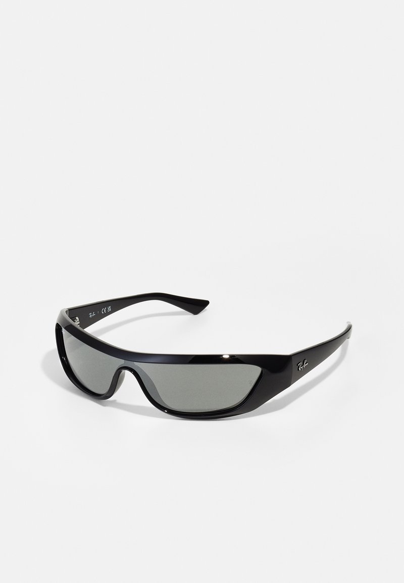 Zwarte zonnebril met een slanke, wikkelvormige vormgeving, grijze lenzen en Ray-Ban branding op de pootjes. Gladde kunststof frame textuur.