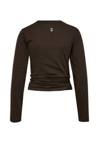 Langsleeve, donkerbruin top met een getailleerd ontwerp, gathersdetails bij de taille en een klein logo op de achterkant van de hals. Gladde textuur, lichtgewicht materiaal.