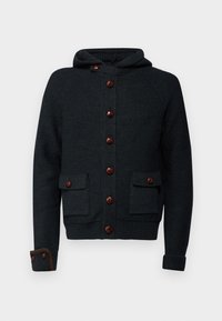 Cardigan tricotat închis la culoare, cu glugă, având nasturi maro, două buzunare frontale și mansete cu nervuri. Textură moale cu un design ușor structurat.