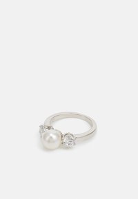 Anello in argento sterling con una grande perla al centro, affiancata da due dettagli in cristallo trasparente, con una finitura liscia e lucida.