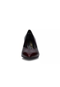 Tacchi alti in vernice bordeaux con punta affilata e finitura liscia e lucida. L'interno presenta un marchio dorato; tacco stretto.