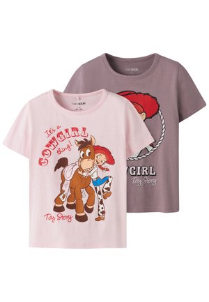 Zwei Kinder-T-Shirts mit Toy Story-Cowgirl Jessie und Pferd Bullseye, eines in Pink mit ganzen Figuren, eines in Lila mit Jessies Gesicht und Lassoschlinge.