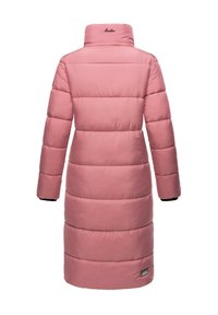 Lång rosa vadderad kappa med hög krage, med en jämn textur och en etikettaccent nära fållen. Ärmarna är något avsmalnande.