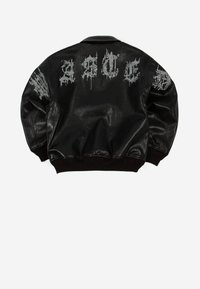 Črna usnjena jakna z srebrnim besedilom v gotskem slogu čez zgornji del hrbta in na obeh rokavih, prikazana na belem ozadju.