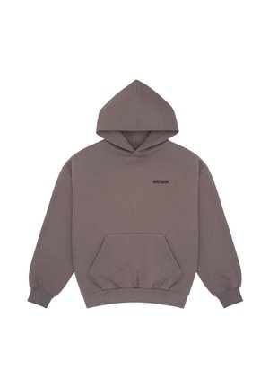 Sweat à capuche marron avec poche kangourou à l’avant et petit texte noir sur la poitrine gauche indiquant WRSTRVVR.