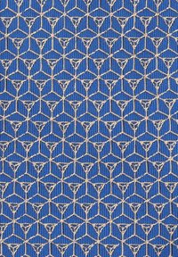 Niebieska tkanina z geometrycznym wzorem, który zawiera przeplatające się trójkąty i sześciokąty w kolorze kremowym. Teksturowana powierzchnia nadaje projektowi głębię.