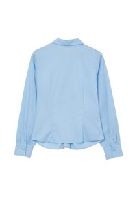 Camicia a maniche lunghe di un blu chiaro, realizzata in un tessuto morbido, con colletto classico e polsini abbottonati, e orlo leggermente curvo sul retro.