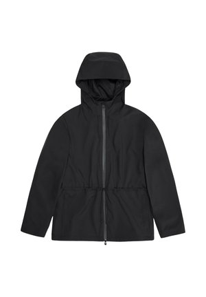 Veste noire légère avec capuche, dotée d'une fermeture éclair à l'avant, de poches latérales et d'une finition lisse, portée par-dessus un polo gris et un jean bleu.