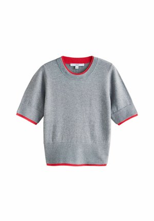 Grauer Pullover mit kurzen Ärmeln und rotem, geripptem Saum an Hals und Ärmeln. Strickstruktur mit entspannter Passform und geradem Saum.