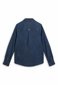 Džínová košile s dlouhým rukávem v tmavě modré barvě, se skladem na zadní straně a vyšitým logem. Obsahuje manžety na knoflíky a klasický design límce.