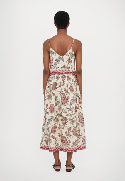 Robe maxi à motifs floraux en blanc cassé, avec des bretelles spaghetti ajustables et une taille cintrée, ornée de broderies rouges le long de l'ourlet.