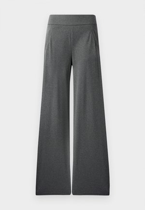 Grijze wijde broek met een platte tailleband, plooien aan de voorkant en een zachte textuur, ontworpen voor comfort en bewegingsvrijheid.