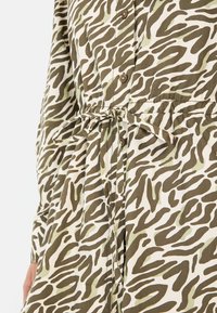 Langarmshirt van lichtgewicht stof met een olijfgroen en beige dierenprint, met knopen en een trekkoord in de taille.