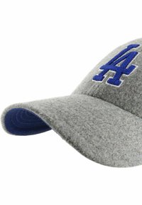 Grauer Baseballcap mit einem blauen, gestickten "A" auf der Vorderseite und einer dunkelblauen Unterseite des Schirms. Weicher Stoff, runde Form.