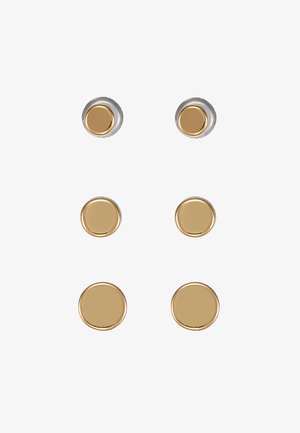 Conjunto de cuatro pendientes redondos: dos aretes de botón en tono dorado con acentos plateados y dos colgantes circulares en tono dorado, de textura suave y diseño minimalista.