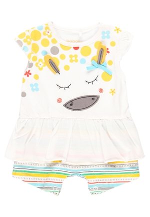 Hvid babyheldragt med flæsekjole, farverige polkaprikkker, dyreansigt med lukkede øjne, ører, blå sløjfe og tilhørende shorts med striber.