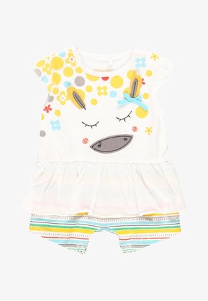 Witte babyromper met gerimpelde rok, kleurrijke stippen, dierengezicht met gesloten ogen, oren, blauwe strik en aangehechte gestreepte korte broek.