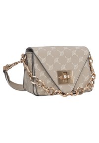 Béžová kožená crossbody taška s geometrickým vzorem, se stříbrnými detaily a zlatým řetízkem. Má klapku na uzavírání s kovovým zámkem.