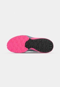 Den atletiske skosålen har en rosa gummi yttersåle med et teksturert mønster, grå mellomsåle og svart dekkdesign for grep.