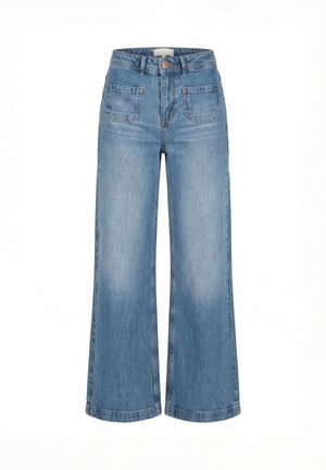 Vaqueros azules de mezclilla de cintura alta con piernas anchas, cierre frontal con botones y cremallera, y dos bolsillos parche delanteros.