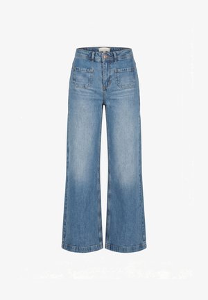 Jeans denim blu a vita alta con gambe ampie, chiusura frontale con bottoni e cerniera, e due tasche a toppa anteriori.