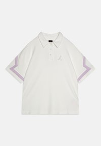 Vit piké med korta ärmar, med lila chevron-accenter på ärmarna och en liten rosa logotyp på bröstet. Mjuk tygkvalitet.