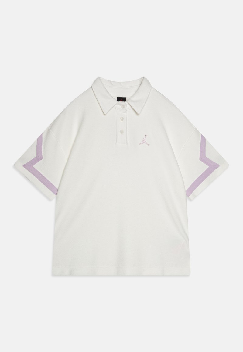 Vit piké med korta ärmar, med lila chevron-accenter på ärmarna och en liten rosa logotyp på bröstet. Mjuk tygkvalitet.