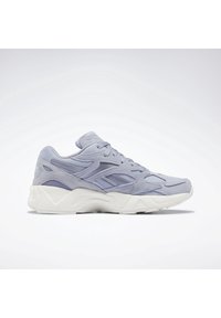 Sportig sneaker i ljus lavendelfärgad mocka med mesh-detaljer, vit gummisula, vadderad krage och tonad logotypdetalj på tungan.