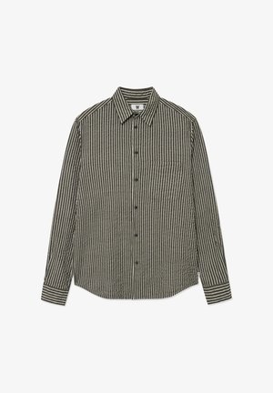 Camisa de manga larga abotonada en verde oscuro con rayas verticales blancas, que cuenta con un collar, bolsillo en el pecho y dobladillo curvado.