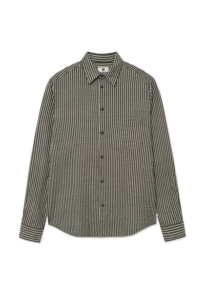 Chemise boutonnée à manches longues de couleur vert foncé avec des rayures verticales blanches, dotée d'un col, d'une poche poitrine et d'un ourlet incurvé.