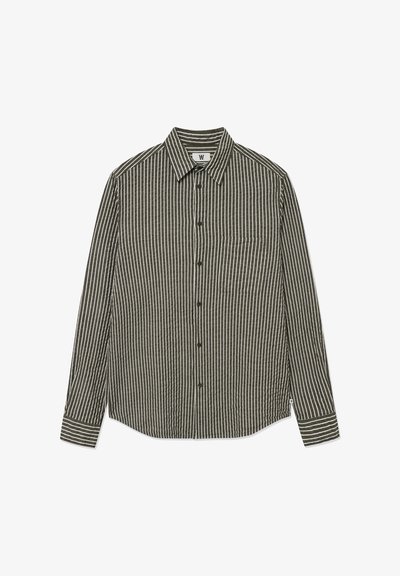 Chemise boutonnée à manches longues de couleur vert foncé avec des rayures verticales blanches, dotée d'un col, d'une poche poitrine et d'un ourlet incurvé.