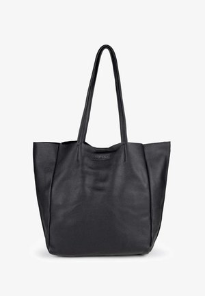 Bolso tote de cuero negro con una textura suave, diseño abierto y dos asas. Presenta un sutil logo en el panel frontal.