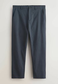 Pantalon gris foncé à jambes droites avec poches avant, passants de ceinture et fermeture par bouton à la taille, posé à plat sur un fond clair.