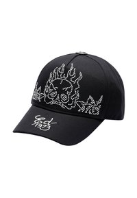 Gorra negra con brillantes rhinestones en relieve formando un diseño de llama; texto bordado en blanco "estd 1973" en el ala. Material de tela suave.