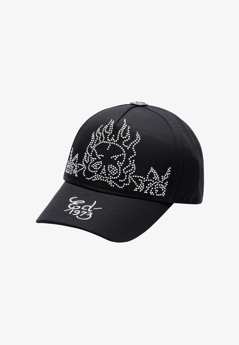 Cappello nero con strass scintillanti alzati che formano un design a fiamma; testo ricamato bianco "estd 1973" sulla visiera. Materiale in tessuto morbido.